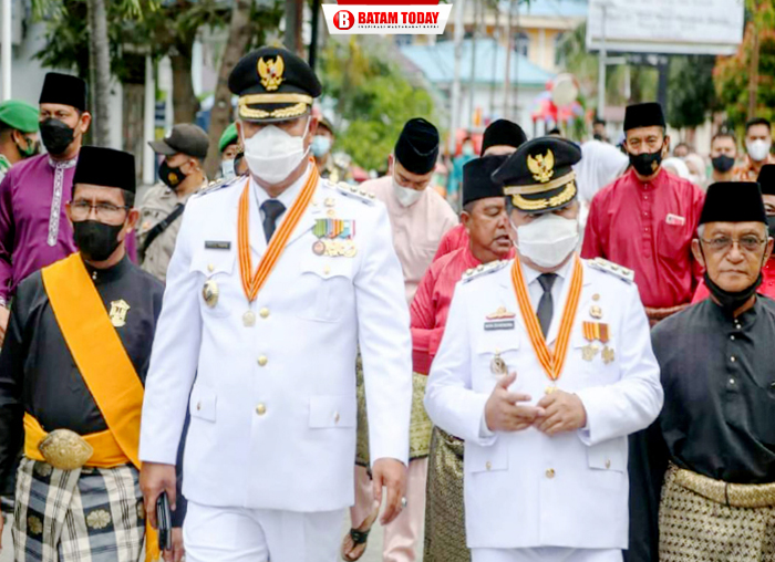 Bupati dan Wakil Bupati Anambas saat berjalan dari Rumah Dinas menuju BPMS